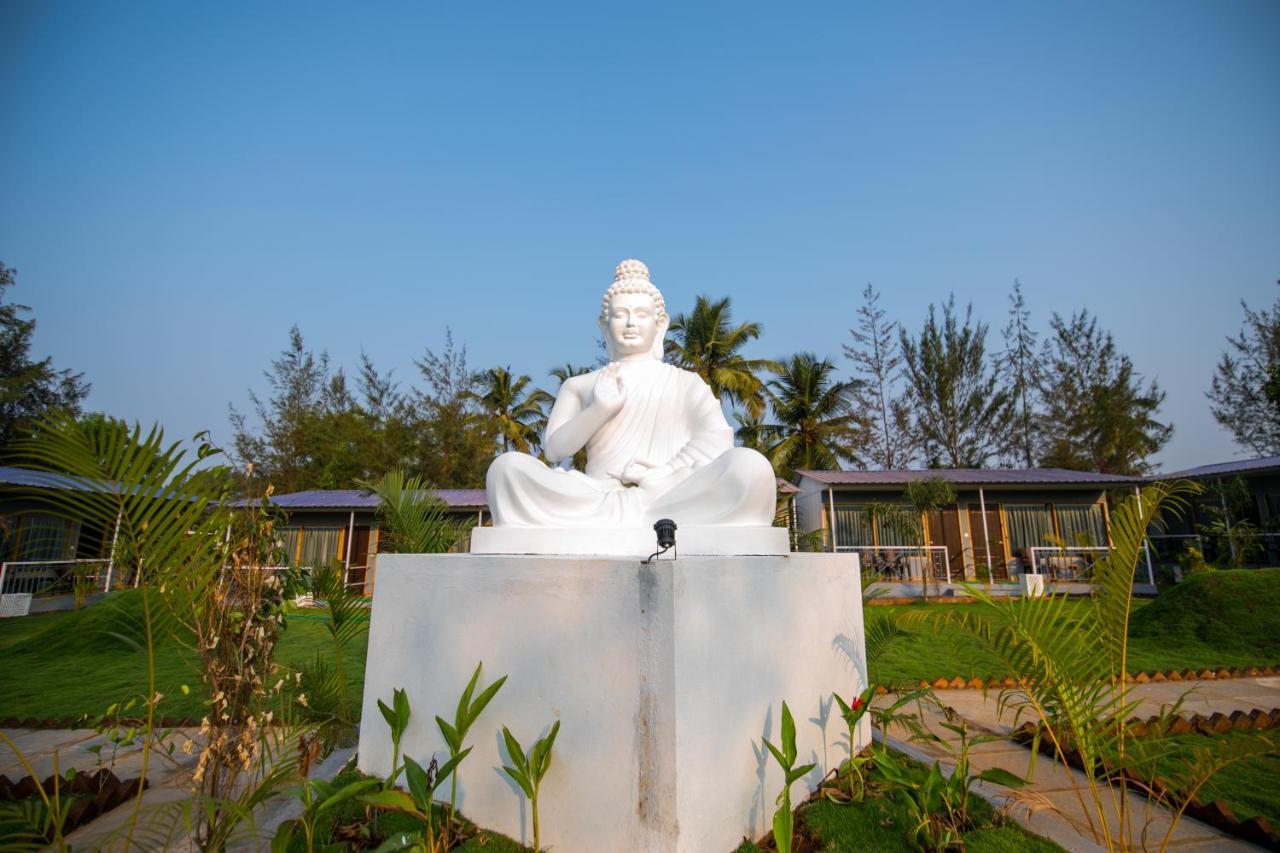 Treebo Lands End Beach Resort Morjim Buitenkant foto