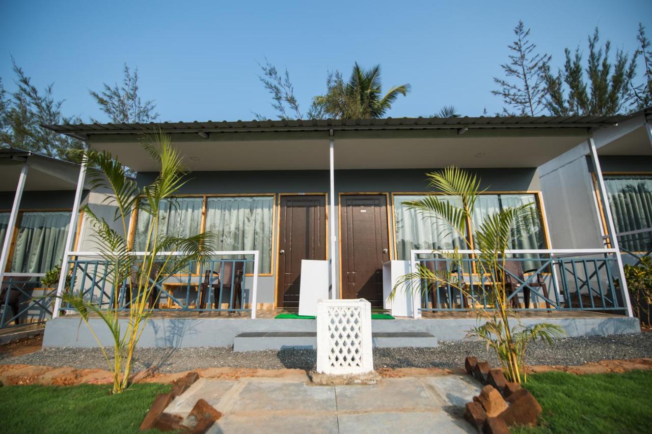 Treebo Lands End Beach Resort Morjim Buitenkant foto